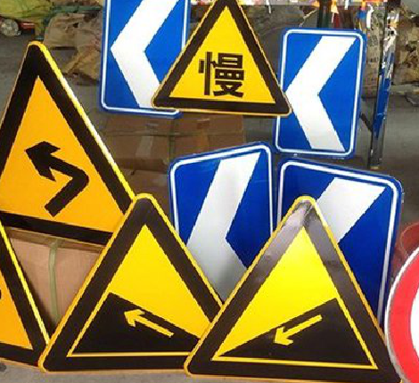  常山标识标牌中颜色的确定是很重要的。